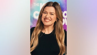 Clarkson CLAIMS Idol lied about prize - Fox News