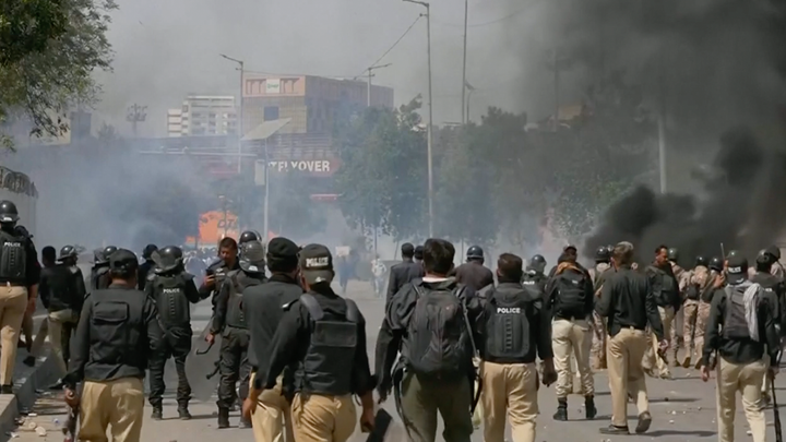 At least 6 killed as hundreds storm US Consulate in Karachi, Pakistan: report - Fox News