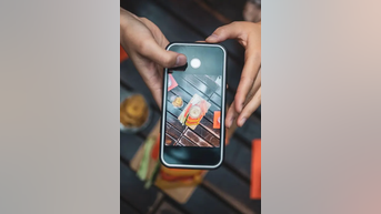 Restaurants BANNING diners' phones - Fox News