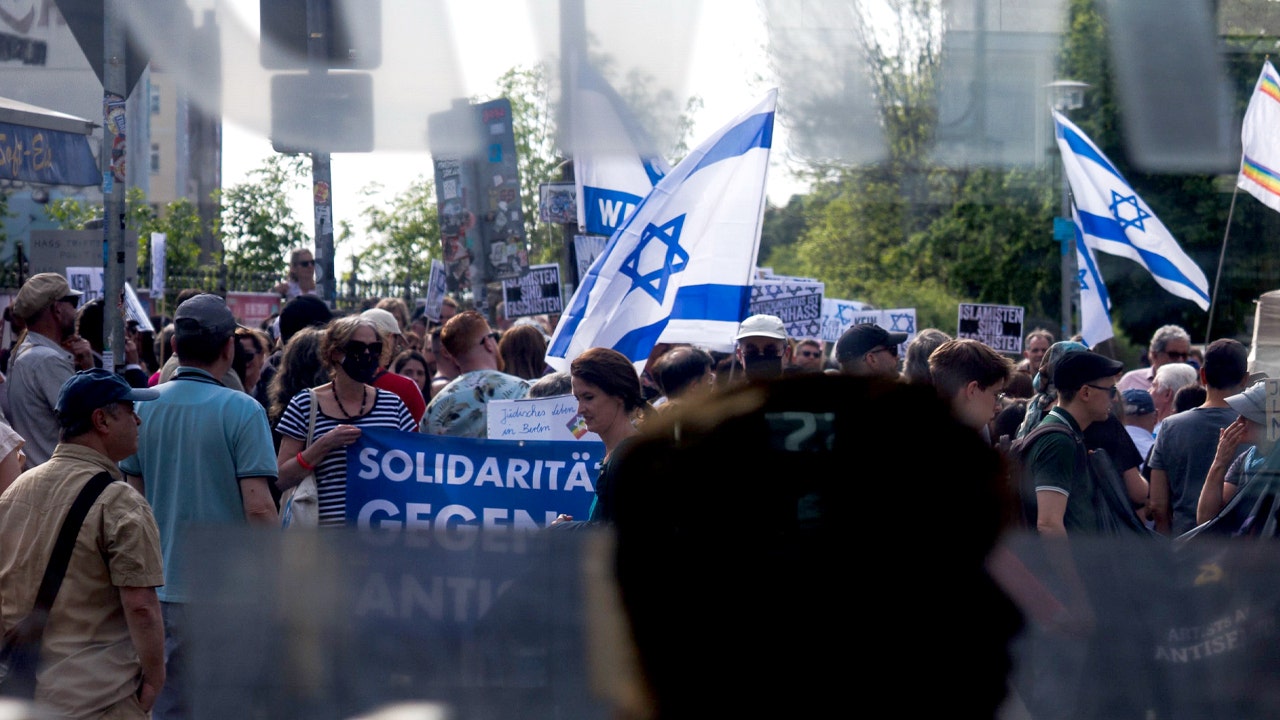Islamist and left-wing extremists fuel surge in hostility toward Jews, study warns