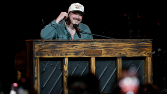 Watch country superstar snap after equipment trouble disrupts live show - Fox News
