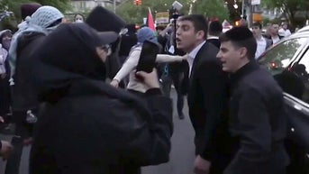 Agitator mob clashes with Israel supporters in chaotic scene outside synagogue - Fox News