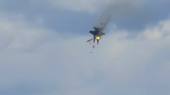Dramatic video captures the moment two Navy jets crash midair as crew ejects - Fox News