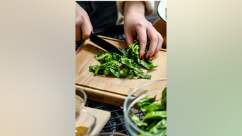 Las verduras de hoja verde podrían ayudar a proteger los PULMONES - Fox News