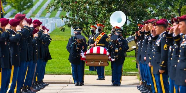 2021 年 9 月 21 日，在阿灵顿国家公墓，瑞安的葬礼期间，第 3 步兵团（老卫队）的成员履行仪仗队职责。