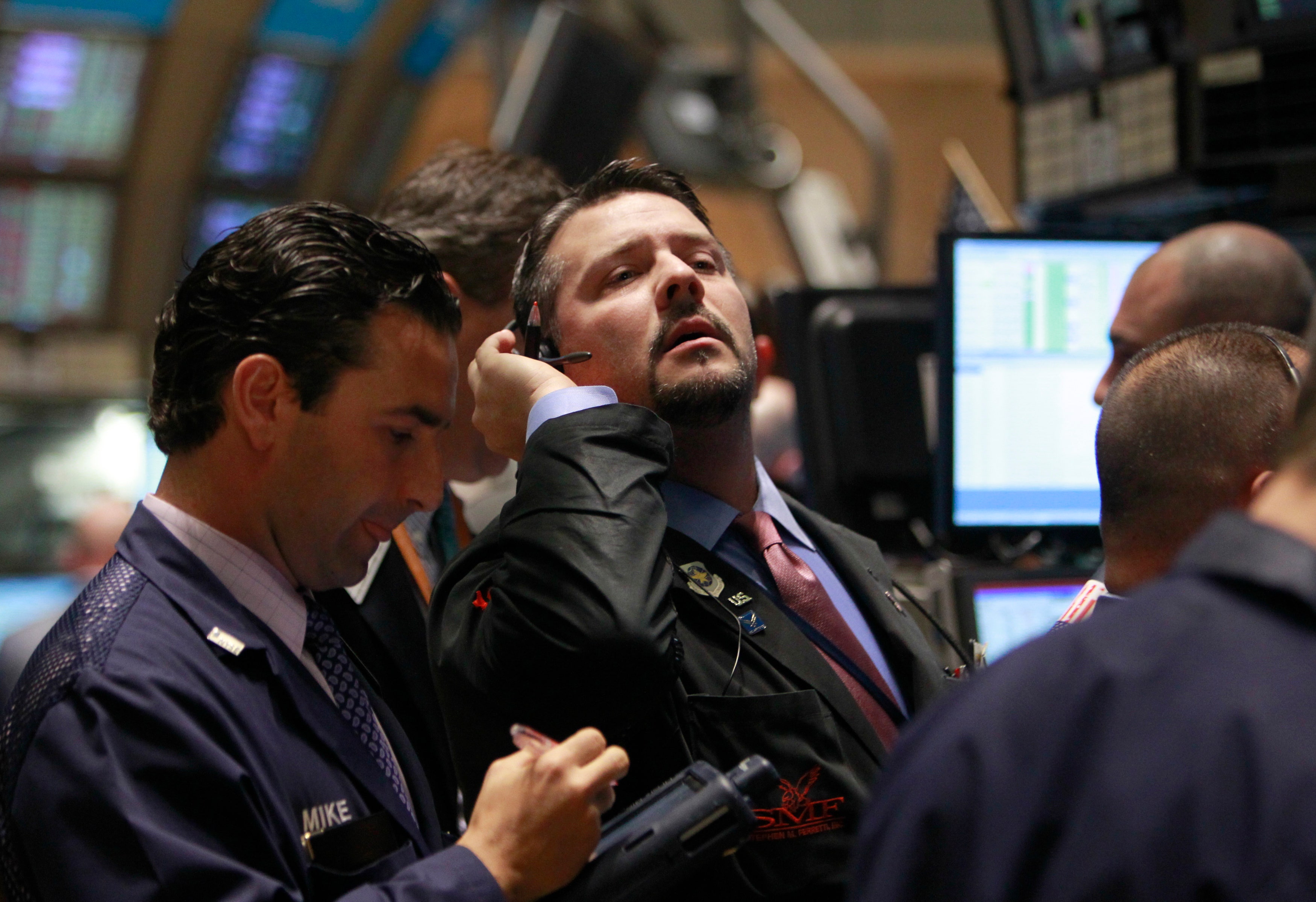 US stocks trade slightly higher hours ahead of opening bell