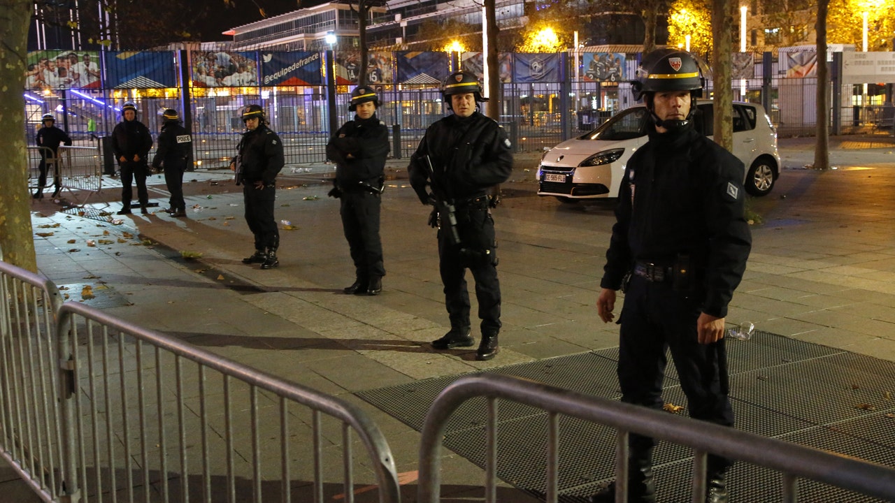 Оцепление полиции в Париже. Чрезвычайное положение. Охрана в Париже. А где группа пикник во время теракта
