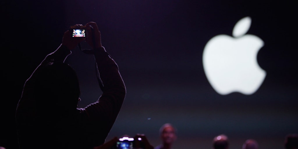 Компания apple. Рекламный видеоролик apple. Магазин apple в дубае. Рекламные постеры apple. Презентация apple.