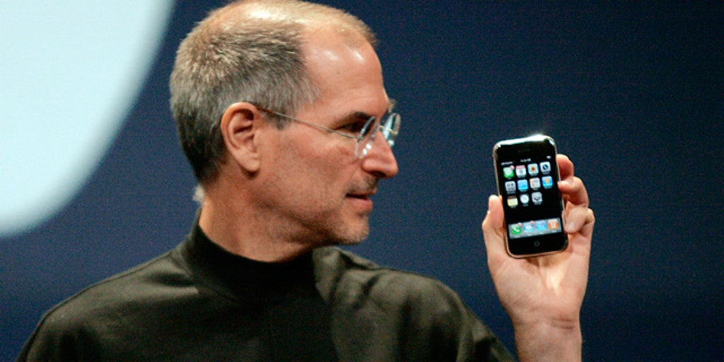 Steve jobs introduces iphone in 2007 speech. Стив джобс с айфоном. стив джобс iphone 5. стив джобс первый айфон. стив джобс представляет айфон.