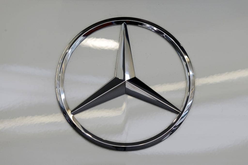Значок мерседеса фото картинки Mercedes recalls about 48K SUVs to fix air bag sensor Fox Business