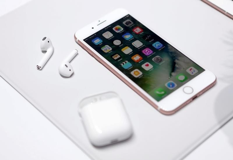 apple-weighs-iphone-battery-rebates-for-users-who-paid-full-fox-business