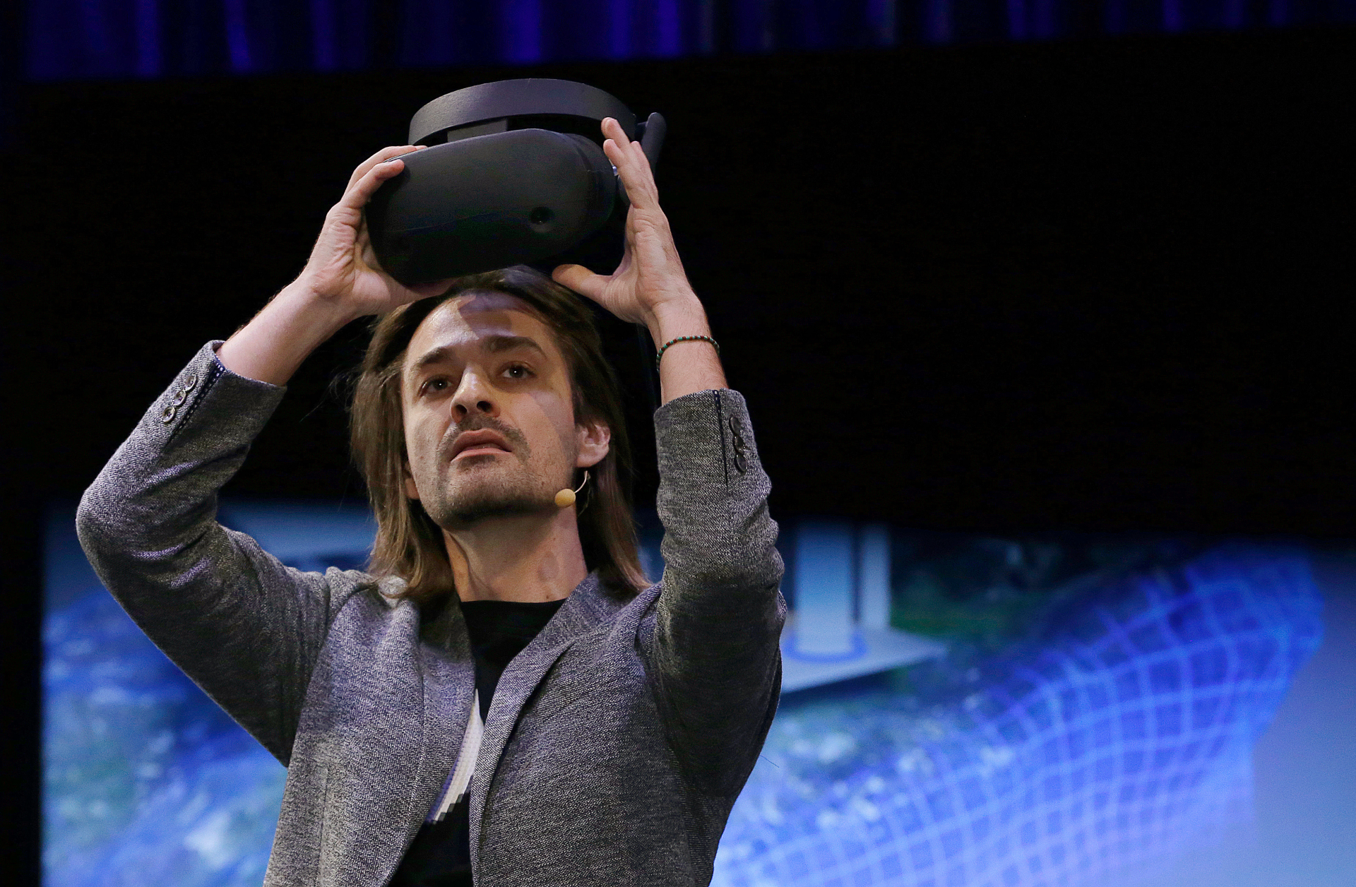 Microsoft dives deeper into 'mixed reality' with VR devices | Fox Business