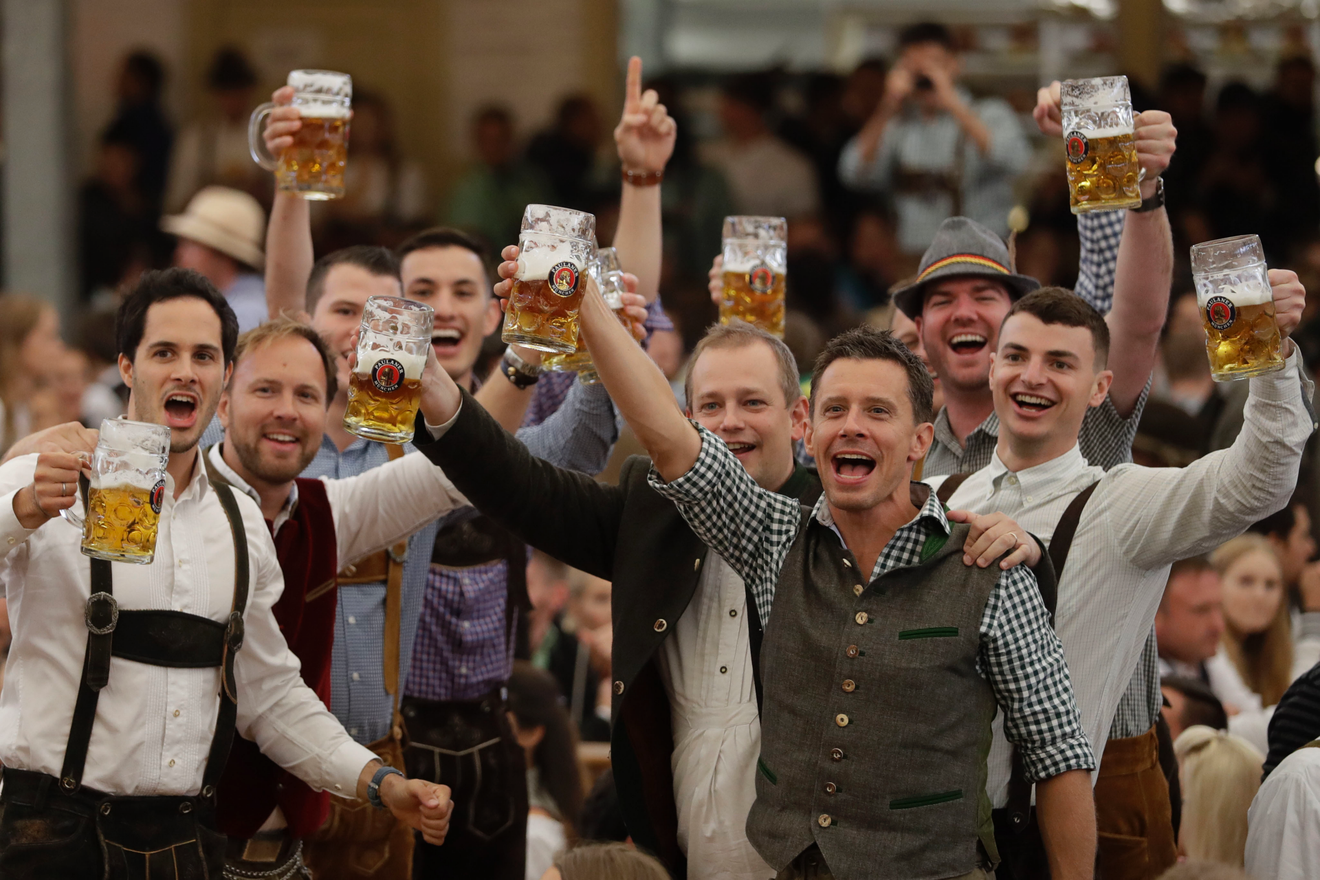 Немецкие люди фото. Октоберфест. Немцы. Немецкое пиво. Германия люди.