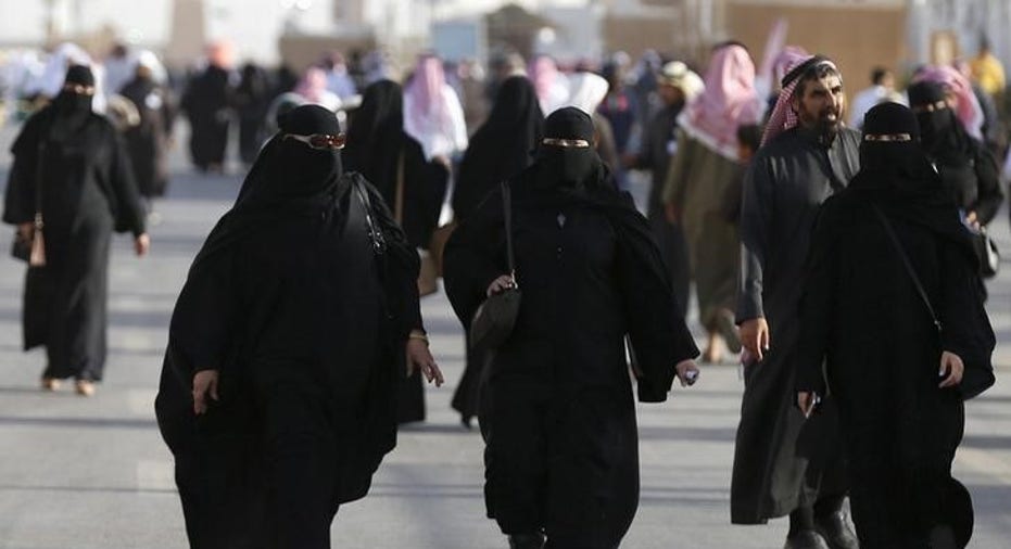 Saudi Arabia Women Walking RTR FBN