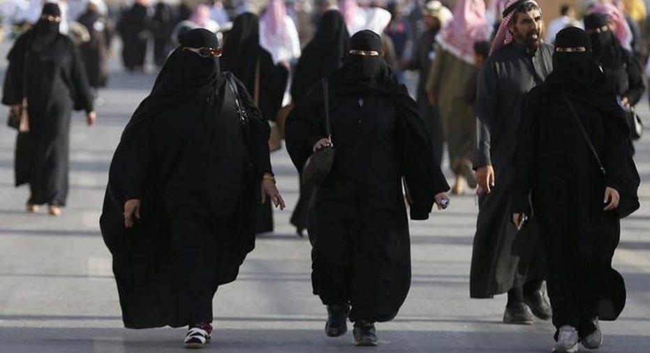 Saudi Arabia Women Walking RTR FBN