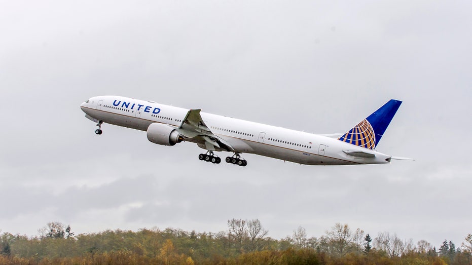 United Boeing 777 FBN