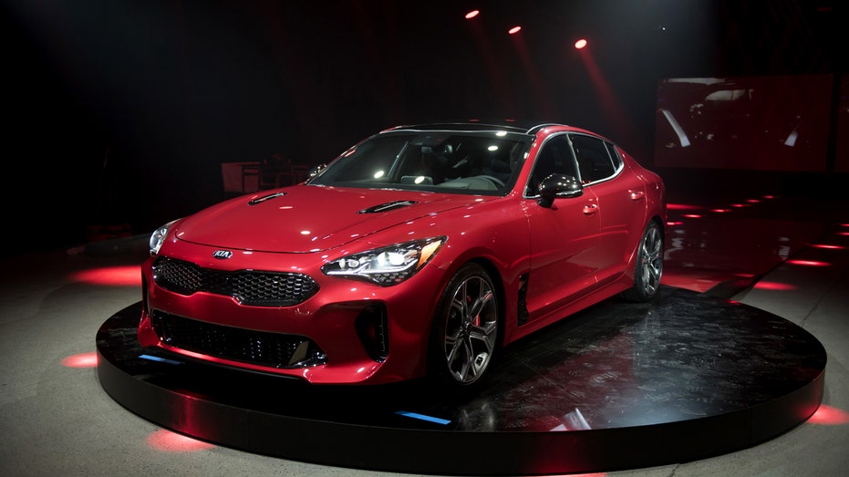 Kia Stinger 2017 Detroit auto show FBN