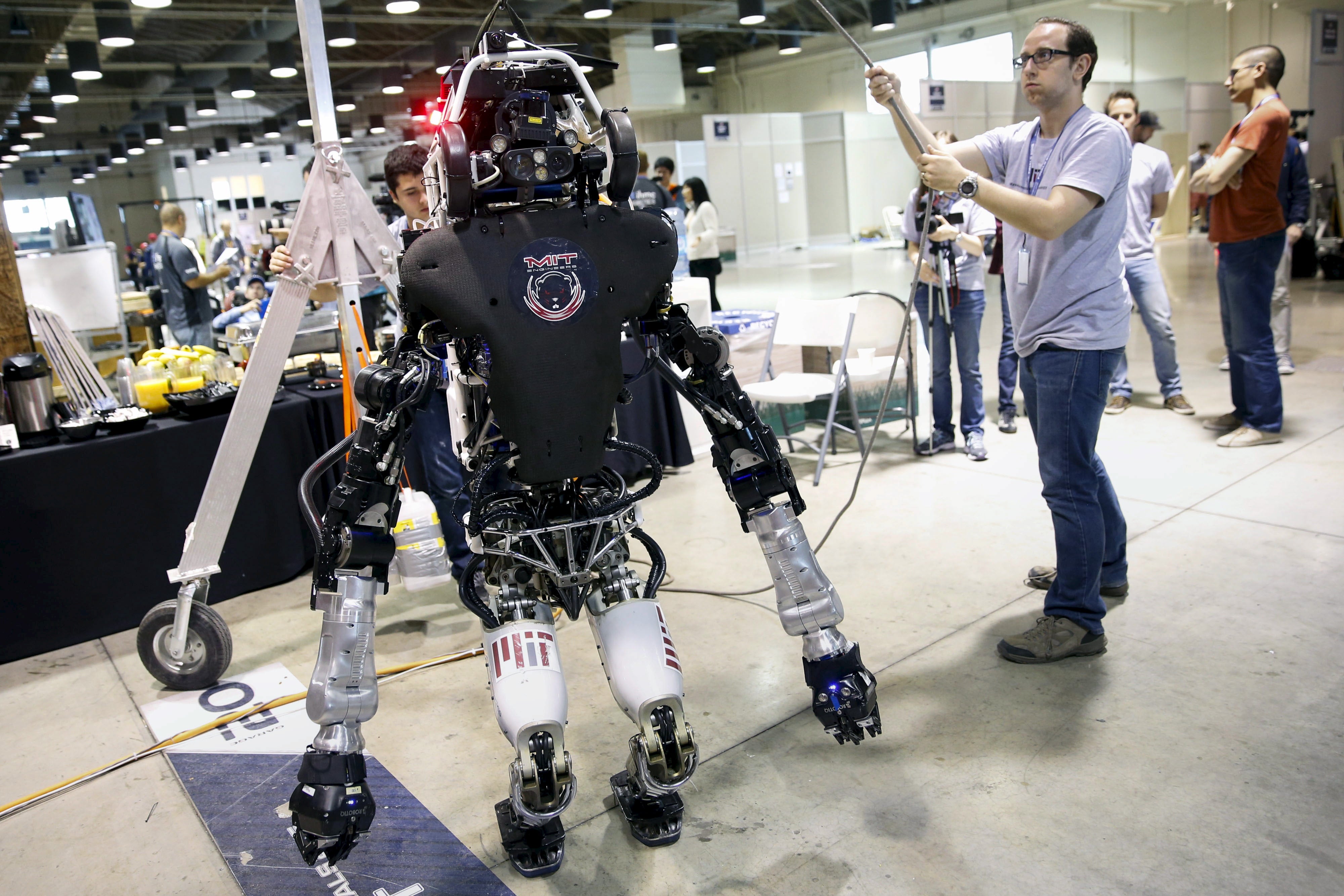 Обычного человека сделают роботом. Большие роботы. Высокотехнологичный робот. Проектировщик роботов. Разработка роботов.