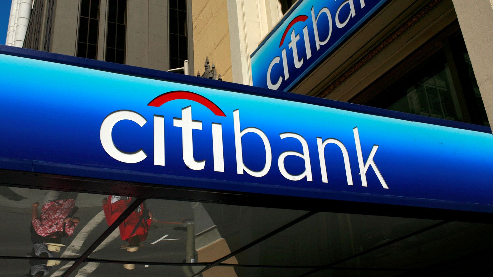 Botched Revlon deal forces Citigroup to hit $ 390 million hit again