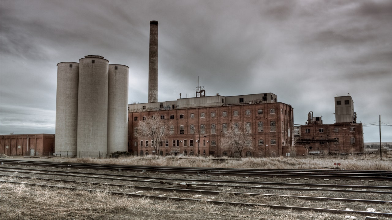 Closed factory. Textile production line. Фабрика закрыта. Factory close. Fun factory - groove me.