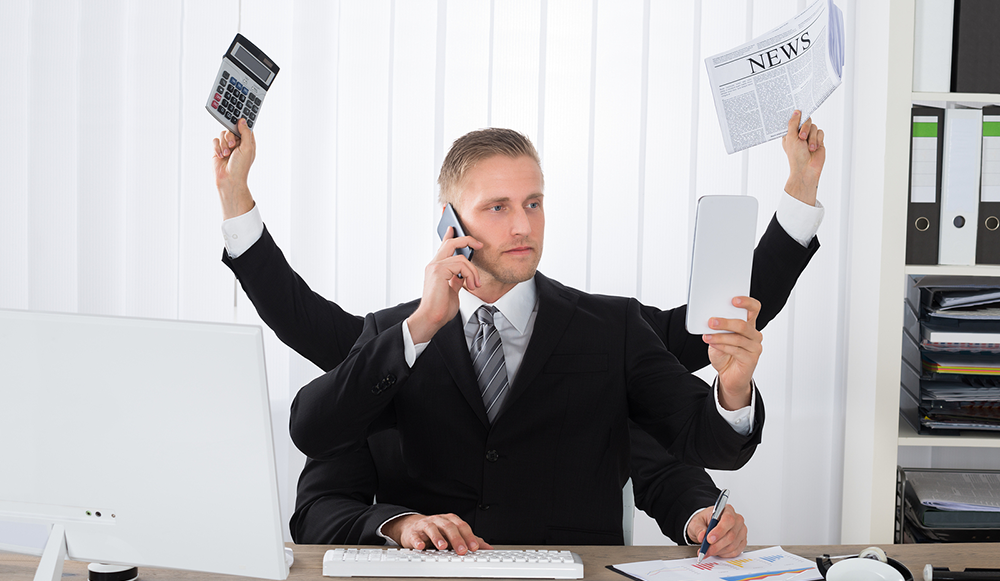 Картинка занятой. Менеджер в режиме многозадачности. Эффективная многозадачность офиса. Бизнесмен фото занятой. Бизнес практика многозадачность.