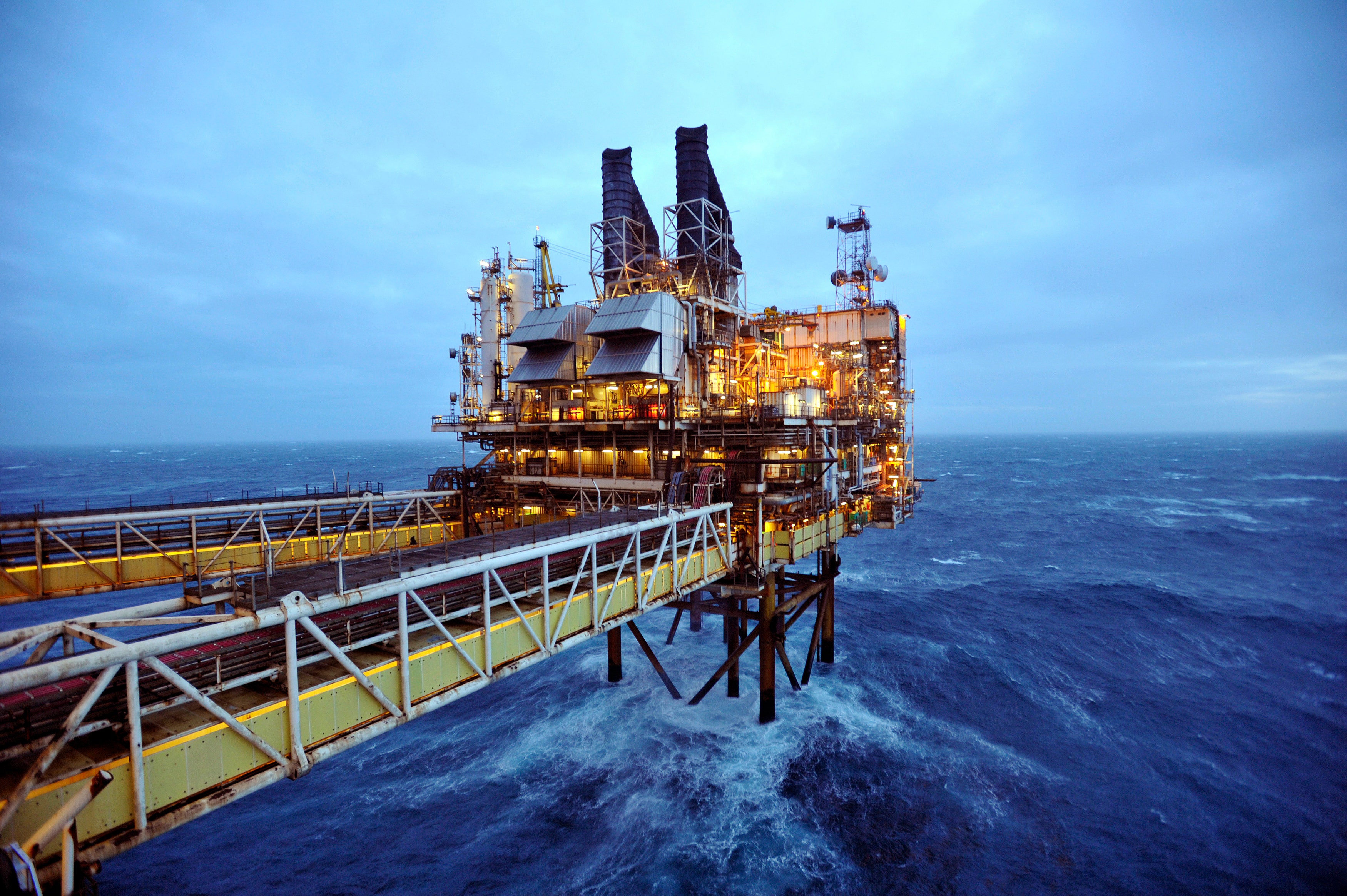 Нефтедобывающие компании. Брент месторождение нефти. Нефтедобыча в Северном море. Нефть России British Petroleum. Offshore Oil and Gas в Северном море Англии.