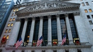 US stocks recoup losses on officials' upbeat trade comments