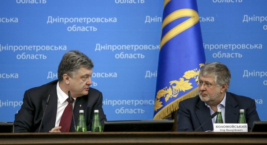 Ukrainian President Petro Poroshenko (L) talks to oligarch Ihor Kolomoisky during a representing ceremony of a new governor of the eastern Dnipropetrovsk region in Dnipropetrovsk March 26, 2015. 