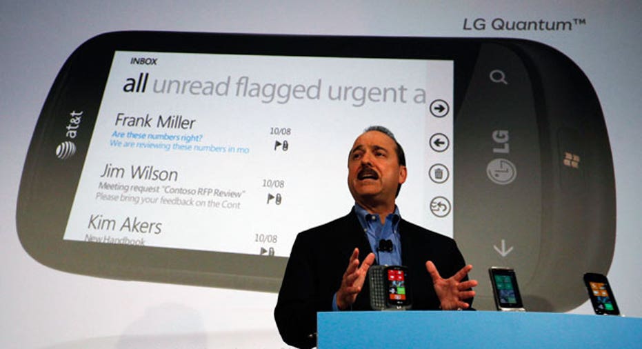 AT&T's Ralph de la Vega Shows Off Windows Phone 7 Devices