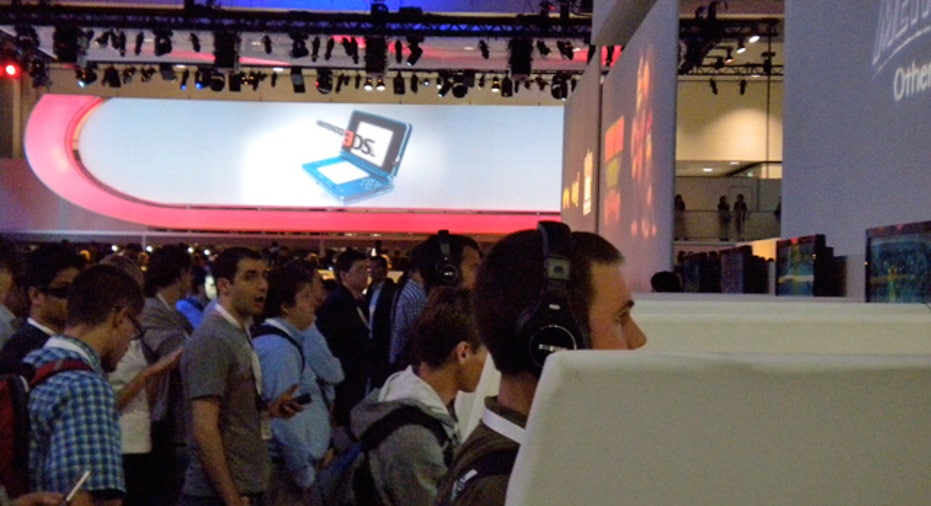 Gamers Wait to Try Nintendo 3DS