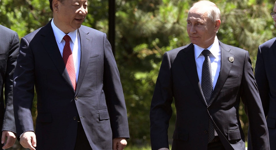 Xi Jin Ping and Putin Walking AP FBN