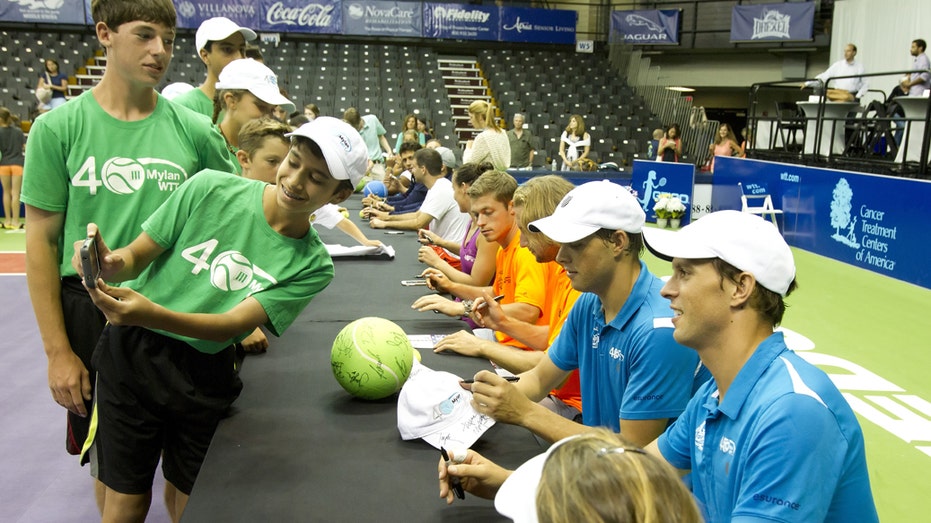 Postmatch_autographs_Bob_and_Mike_Bryan_2015_embed FBN