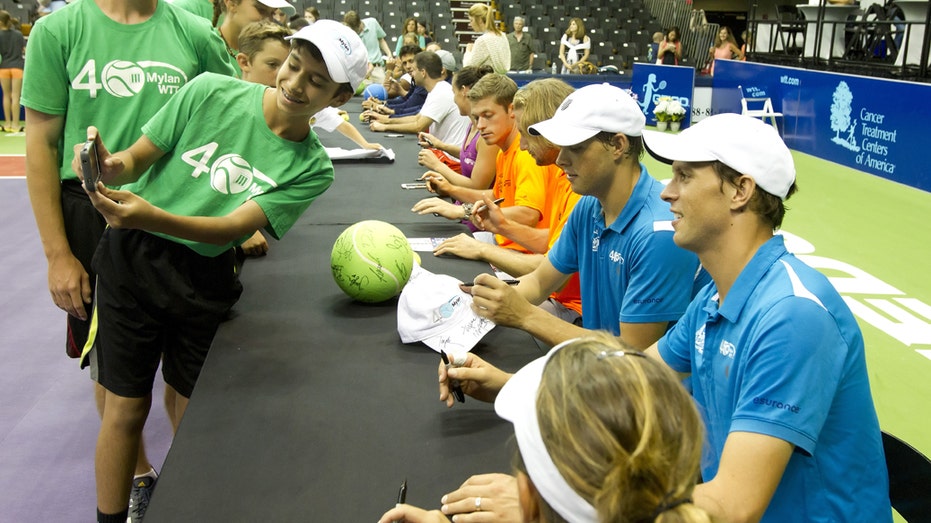 Postmatch_autographs_Bob_and_Mike_Bryan_2015_embed FBN