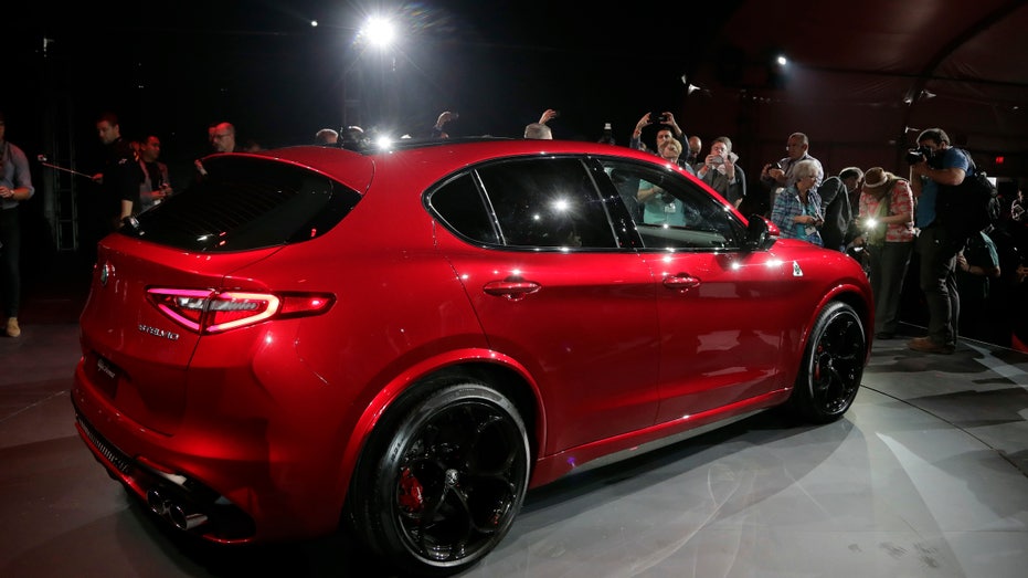 Alfa Romeo Stelvio 3 LA auto show FBN