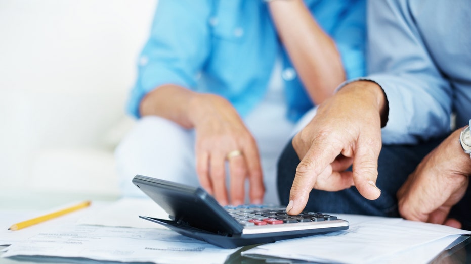 Retiree calculating expenses