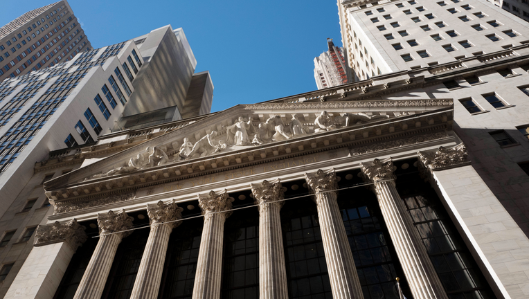 Stocks close mixed as oil prices, energy companies fall sharply