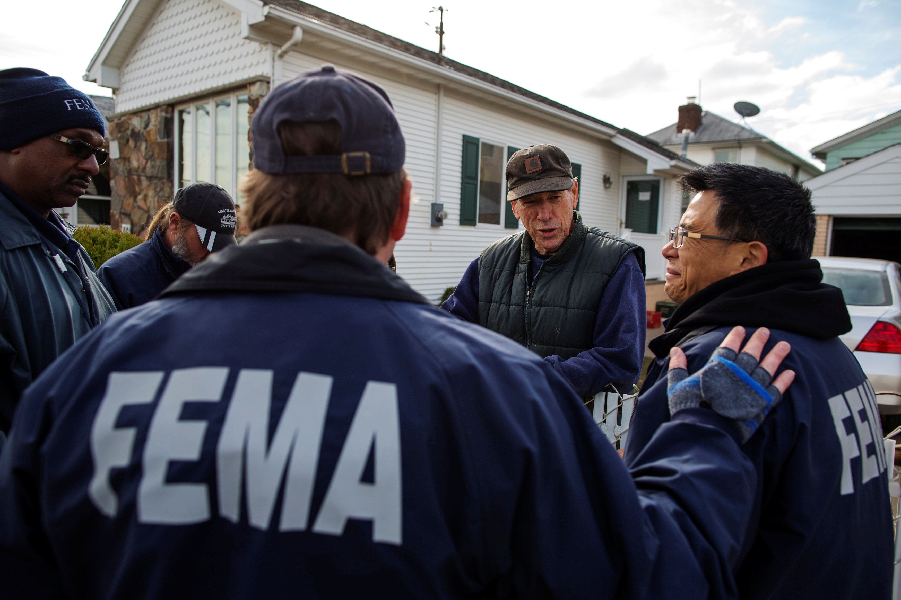 Спасения сша. Спасатели США FEMA. Сотрудники FEMA. Агентство по чрезвычайным ситуациям США. ЧС В США.