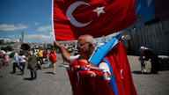 Turkey tries to contain crisis but currency keeps falling