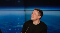 SpaceX changes plans to send tourists around the moon
