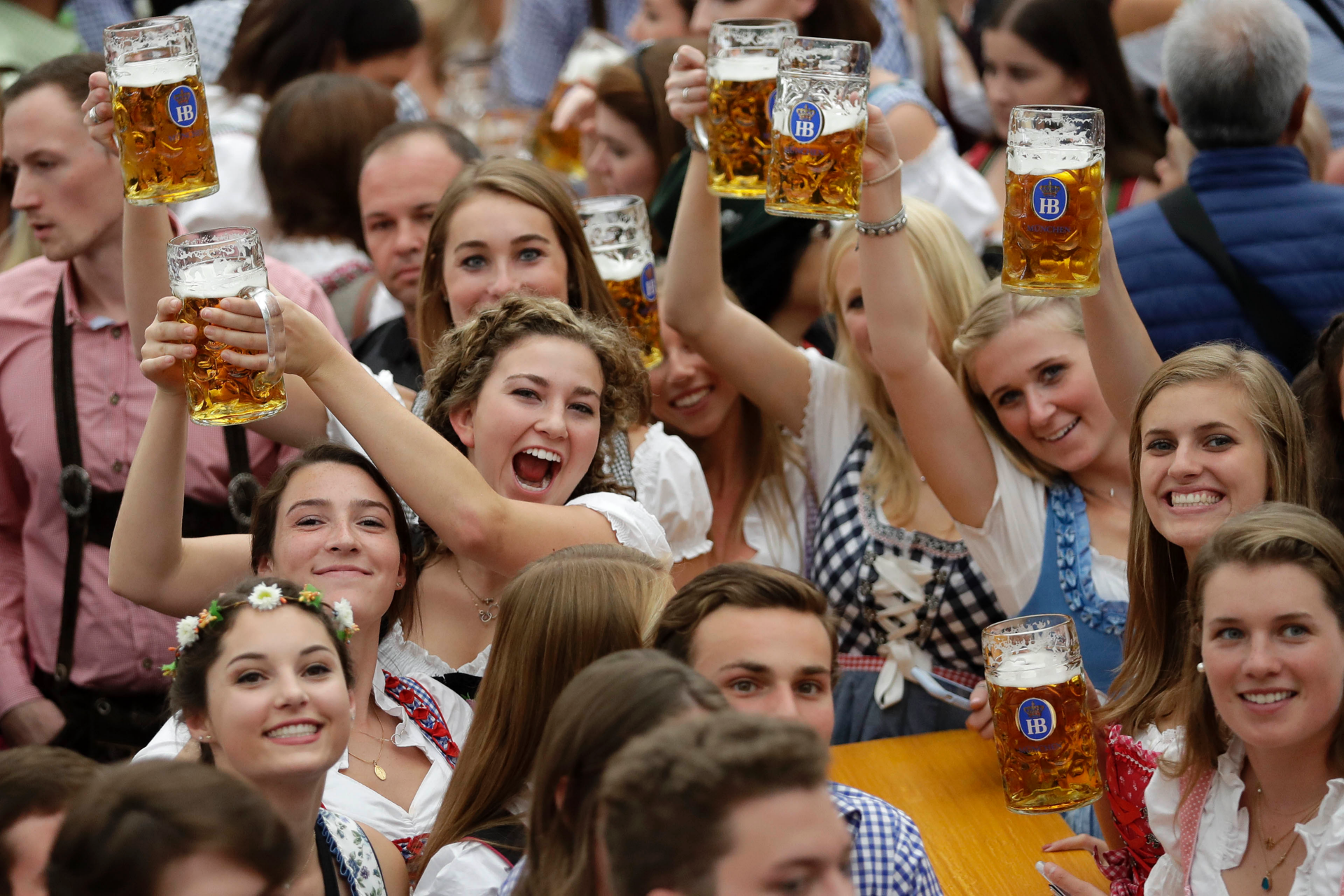 Сколько пивоварен участвуют в октоберфесте. Фестиваль Октоберфест в Германии. Октоберфест в Мюнхене. Октобер фестиваль в Германии.