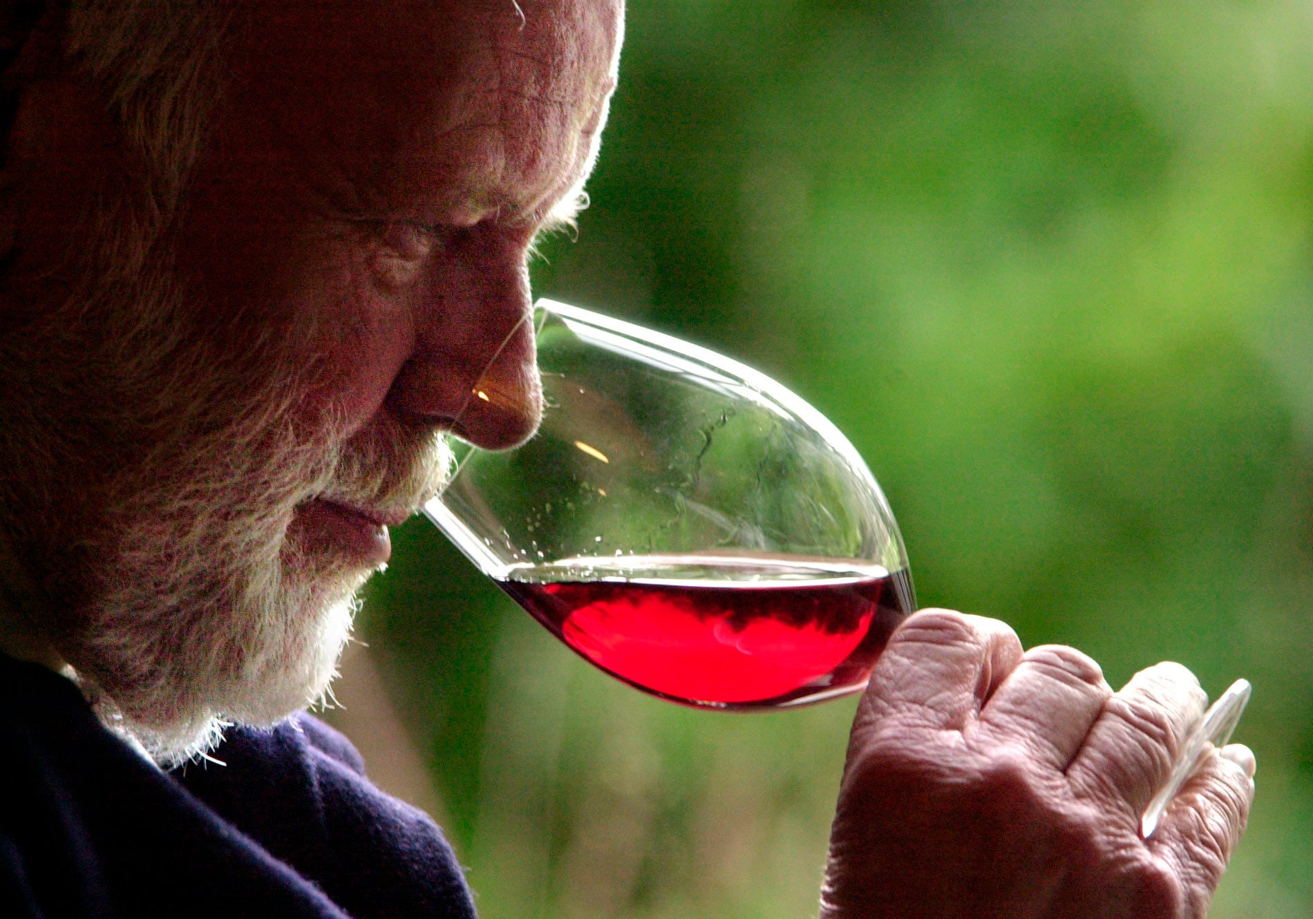 Он старше и пьет. Люди пьют вино. Пьющий вино. Человек пьющий вино. Вино дедушка.