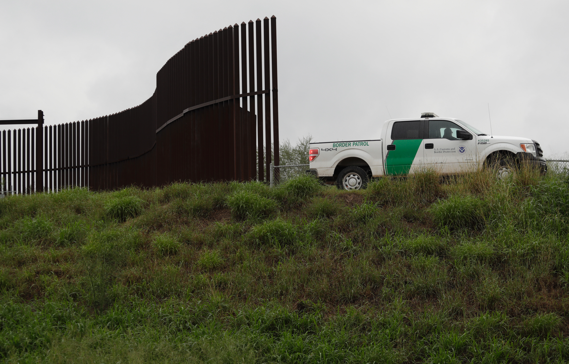 US awards second border wall contract in Texas | Fox Business