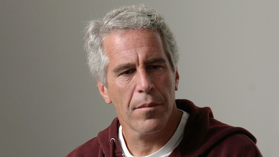 Jeffrey Epstein in 2004 photo