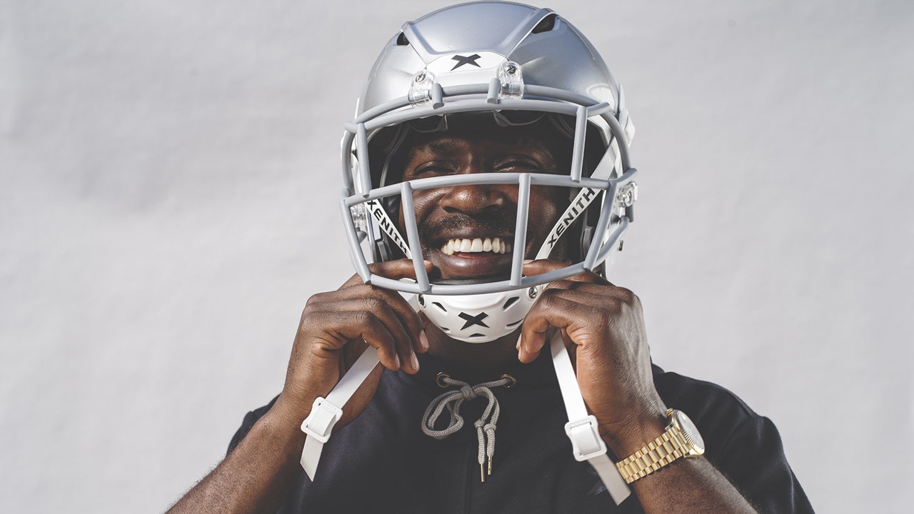 Antonio Brown picks new helmet, turns dispute into ...