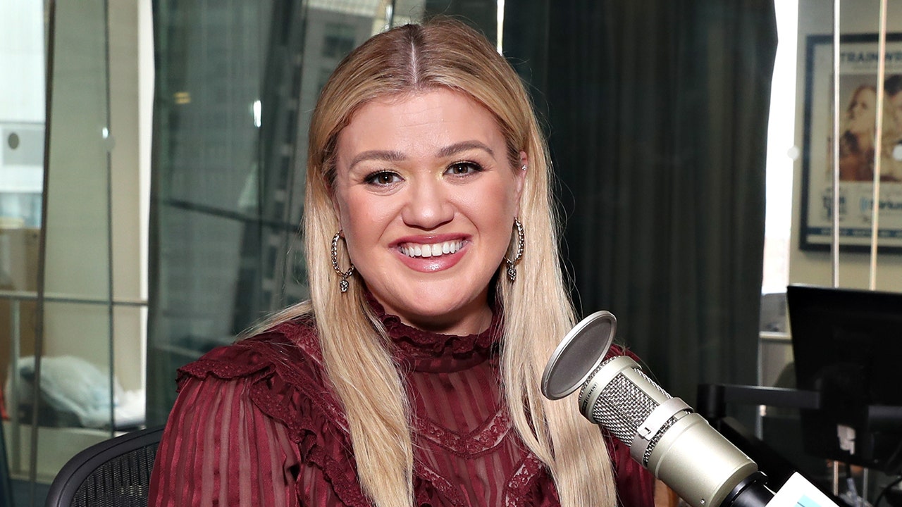 Kelly Clarkson poised to snatch Oprah's crown as queen of daytime TV