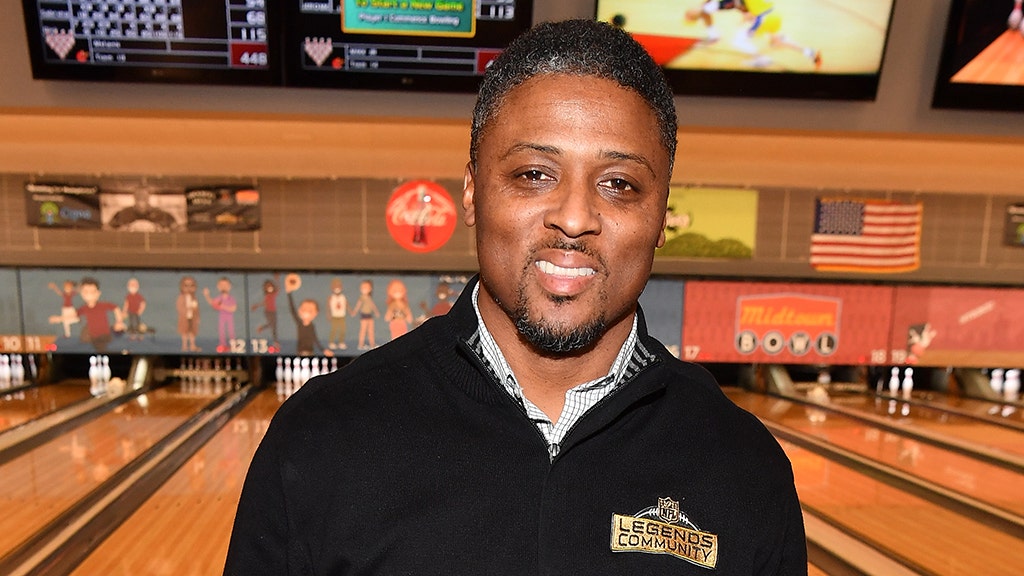 Ex Nfl Star Warrick Dunn Helps Deliver 173rd Home To Single