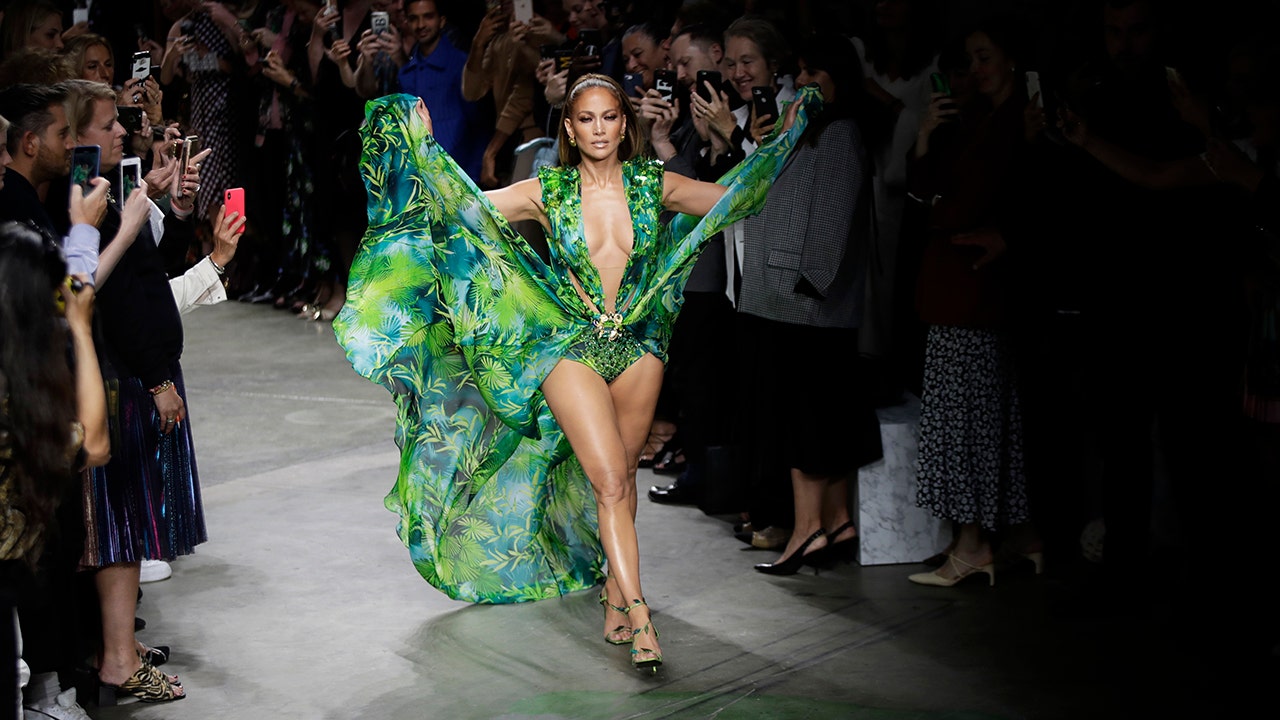 jennifer lopez abito versace