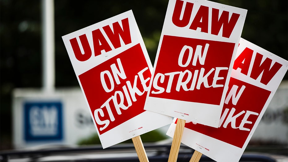 UAW Leaders Send Ford Contract To Ratification Vote | Fox Business