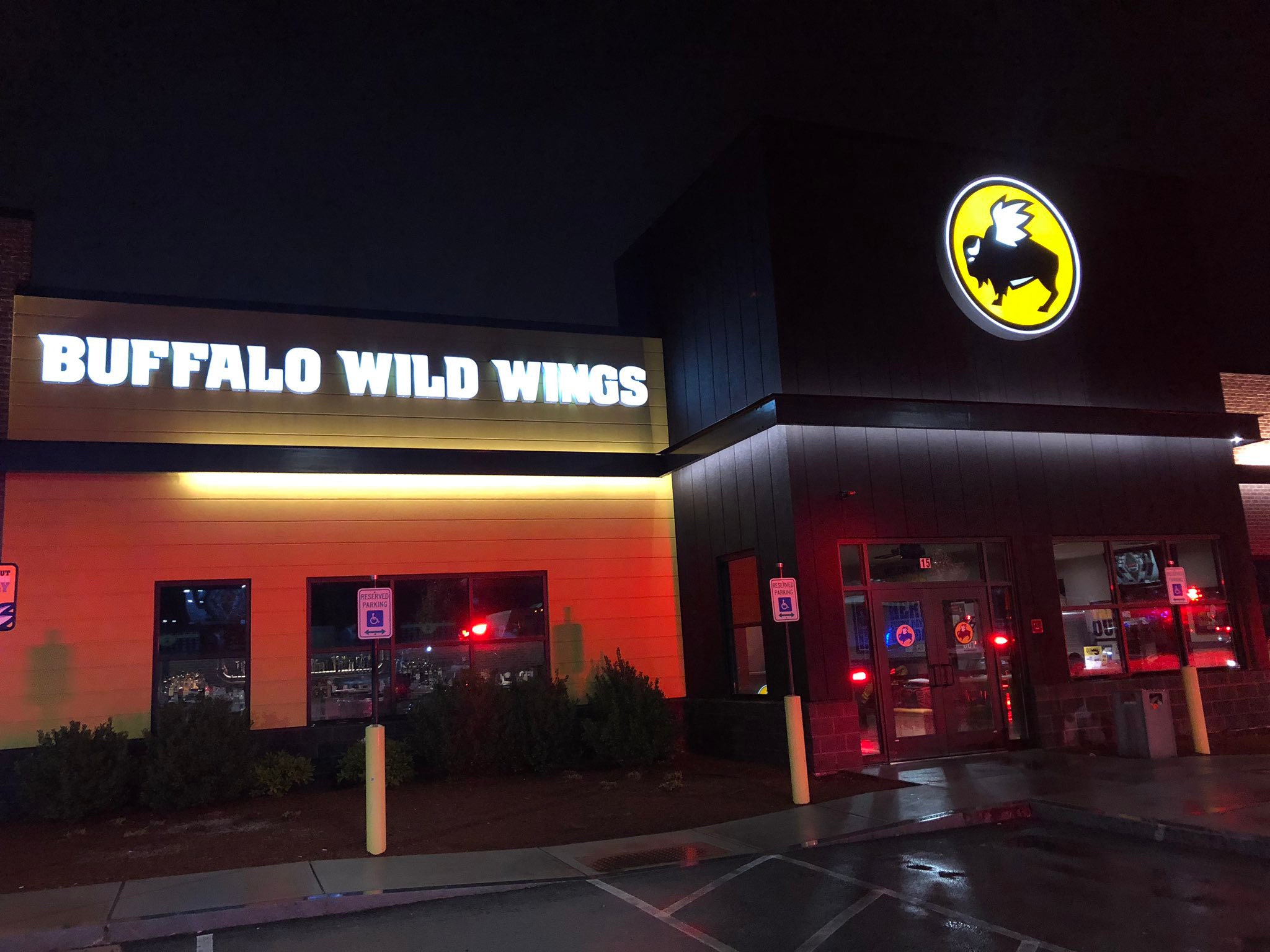 Buffalo Wild Wings worker dead after chemical incident | Fox Business