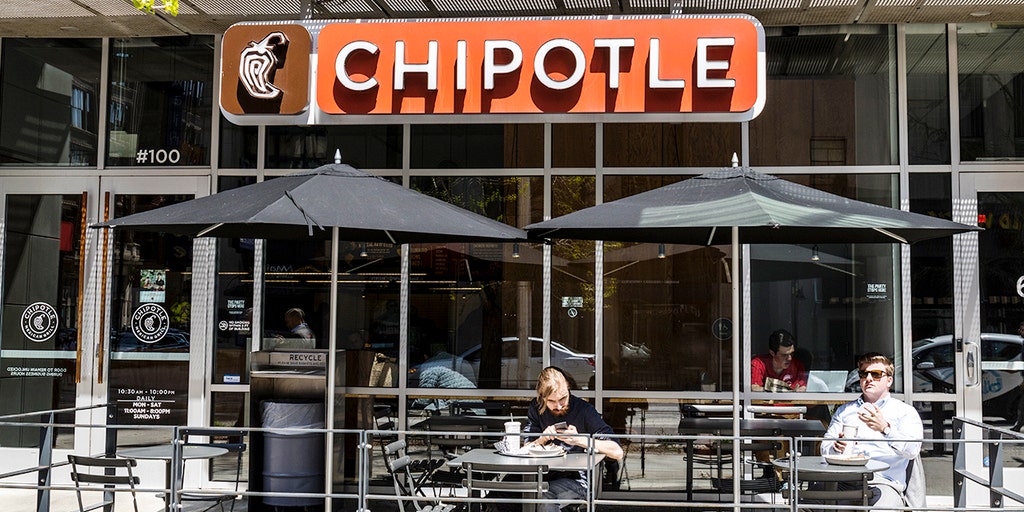 Chipotle workers in Maine move to unionize, a first of the chain - Vimarsana News